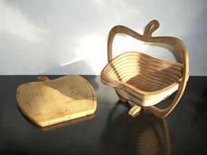 Folding basket shaped like an apple