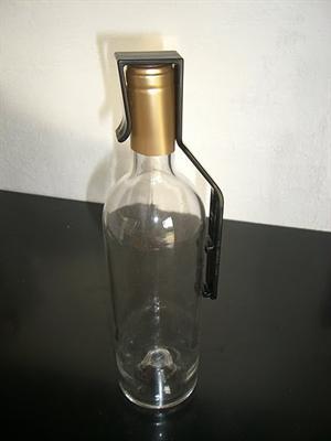 Shrink capsule clamp for wine bottles