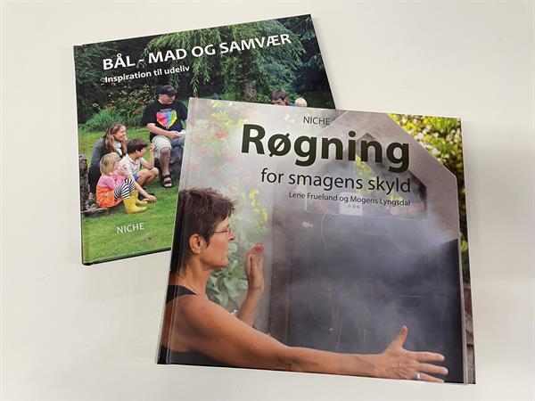 Bogpakke om hjemmerøgning og bålmad (2 håndbøger)